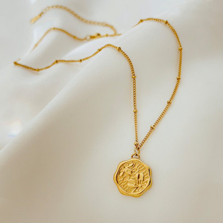 Sense of luxury, niche, irregular medals, peach blossom imprints, titanium steel necklace jewelry, women's 18K gold ins, net red clavicle chain