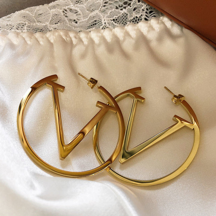 European and American cross-border hot geometric V words do not fade high-end sense of earrings retro letters Internet celebrity accessories female tide wholesale