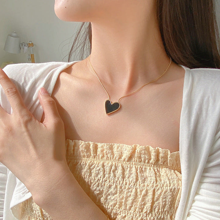 2024 New Love Mother-of-pearl Pendant Special-shaped Unique Black and White Love Necklace Stud Set Temperament Simple Female Glossy.pk
