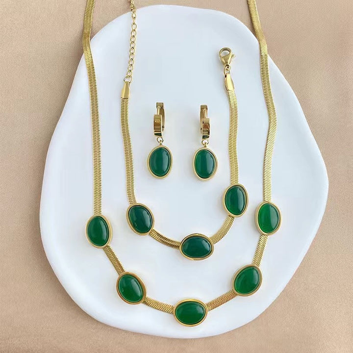 European and American wholesale blade chain retro emerald temperament versatile niche fashion clavicle chain luxury necklace light luxury Glossy.pk