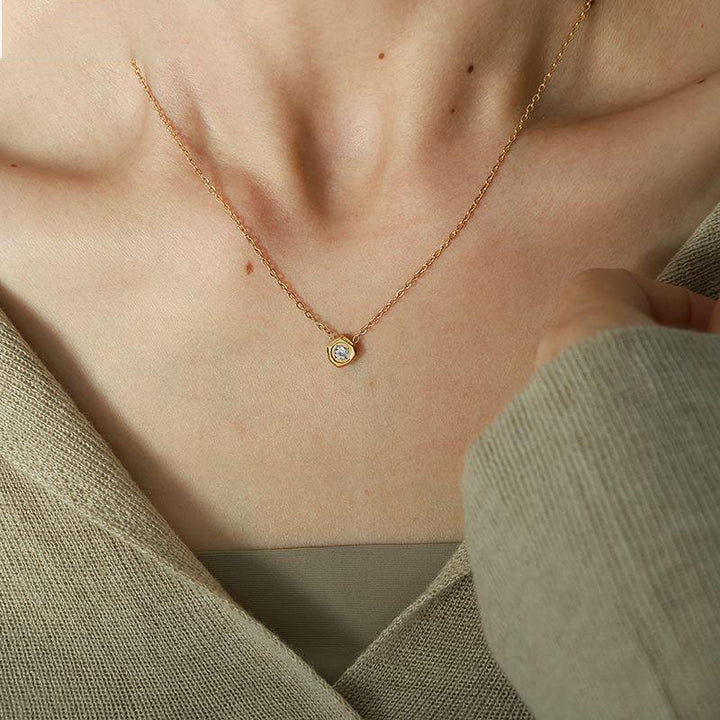 Internet celebrity ins single diamond necklace women's light luxury niche forest system titanium steel 18k rose gold tide clavicle chain is simple and versatile