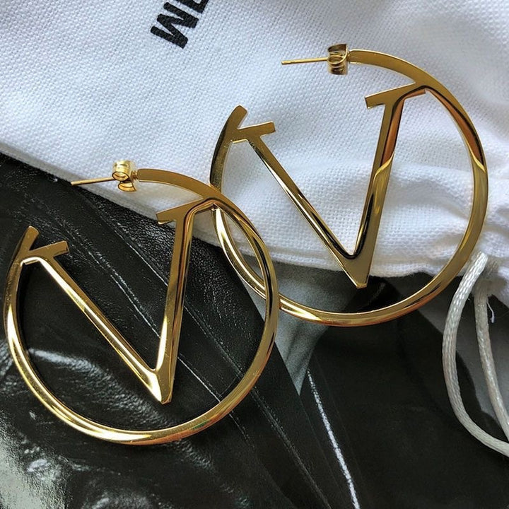 European and American cross-border hot geometric V words do not fade high-end sense of earrings retro letters Internet celebrity accessories female tide wholesale