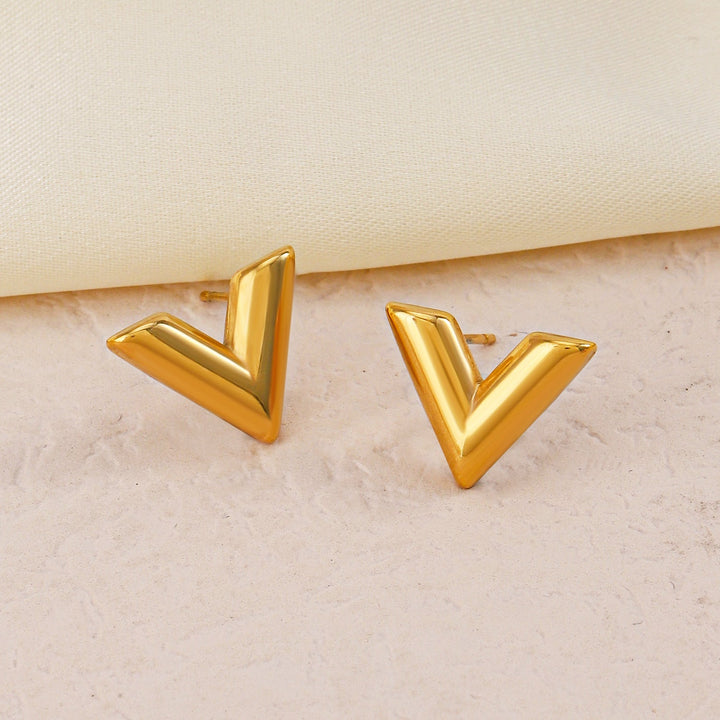 European and American simple gold niche V letter necklace women's summer clavicle chain Internet celebrity non-fading earrings bracelet three-piece set Glossy.pk