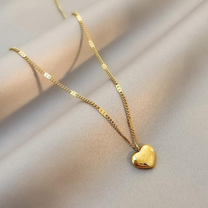 The new love love necklace women's versatile high-end temperament light luxury necklace peach heart titanium steel clavicle chain jewelry