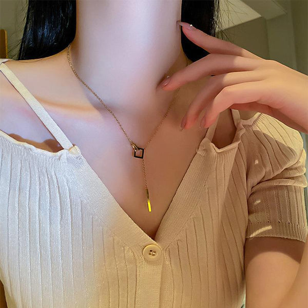2024 new popular titanium steel necklace women's niche light luxury temperament sweater chain does not fade and is versatile clavicle chain necklace Glossy.pk