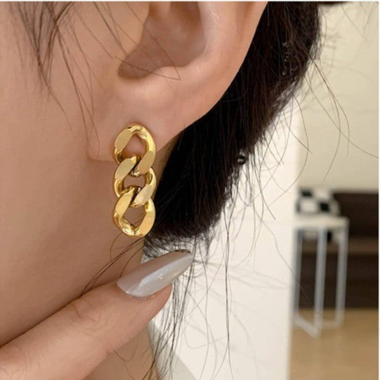 European and American style earrings chain metal indifferent wind earrings 2024 new temperament female Internet celebrity stud earrings Hong Kong style Glossy.pk