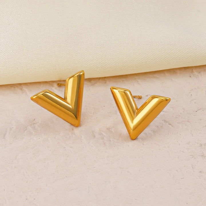 European and American simple gold niche V letter necklace women's summer clavicle chain Internet celebrity non-fading earrings bracelet three-piece set Glossy.pk