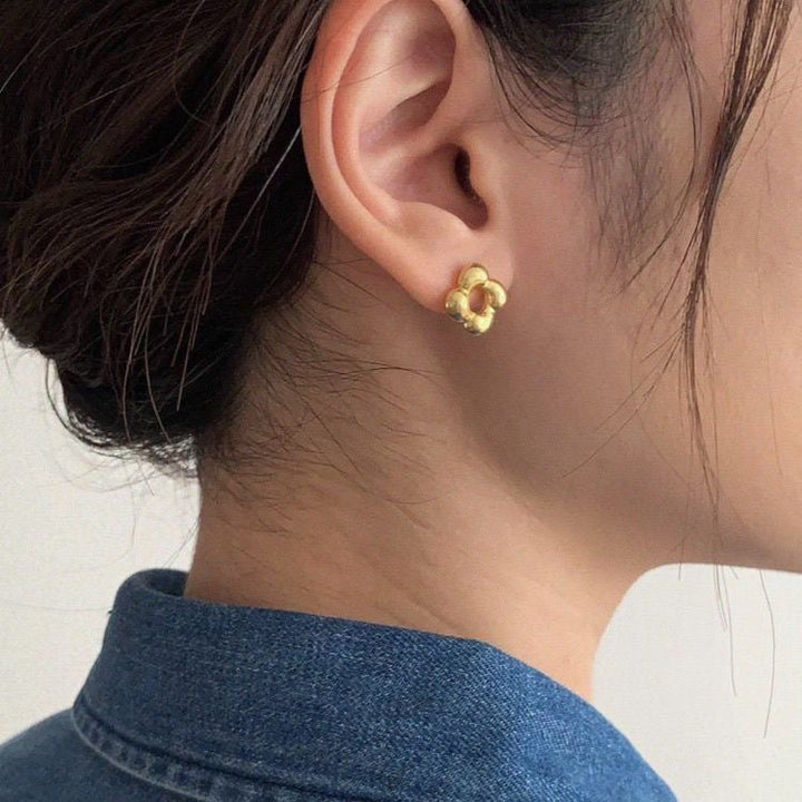 New light luxury, exquisite, fashionable, versatile, temperament, personality, rotating flowers, titanium steel necklaces, niche stud earrings set wholesale Glossy.pk