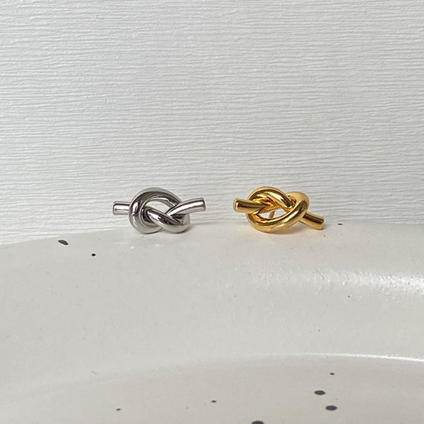 European and American simple design, knotted, entangled, twisted, small studs, niche, delicate, retro, high-end, silver needle earrings, women Glossy.pk