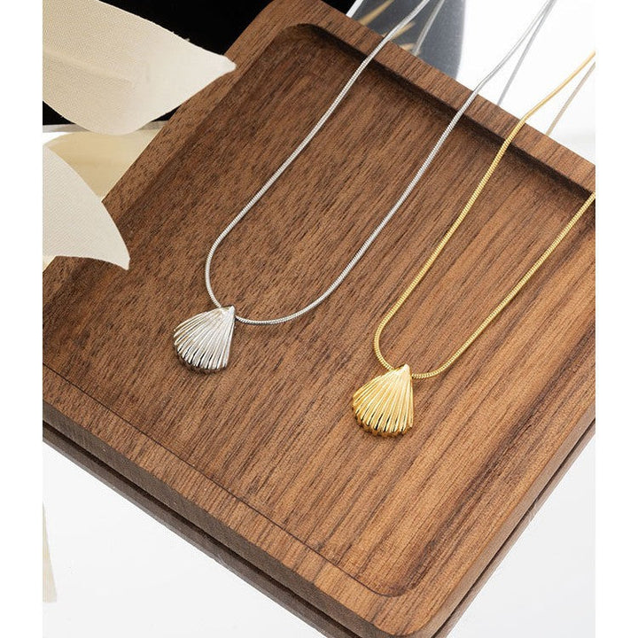 2024 new accessories: titanium steel shell necklace, light luxury, niche, non-fading, clavicle chain, women's high-end temperament, versatile Glossy.pk