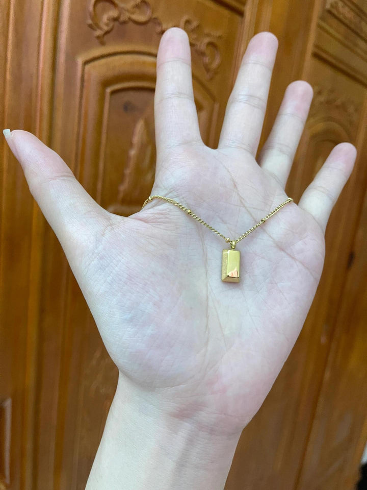 Glossy wordless 18K small gold brick titanium steel clavicle necklace female niche design simple pendant does not fade small squares Glossy.pk