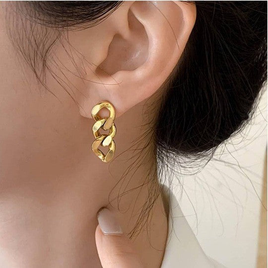 European and American style earrings chain metal indifferent wind earrings 2024 new temperament female Internet celebrity stud earrings Hong Kong style Glossy.pk