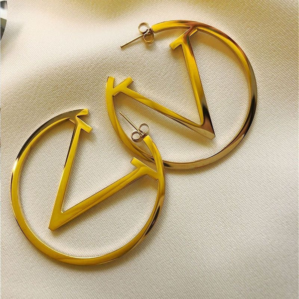 European and American cross-border hot geometric V words do not fade high-end sense of earrings retro letters Internet celebrity accessories female tide wholesale