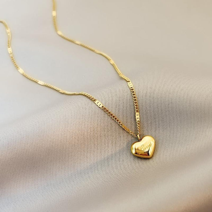 The new love love necklace women's versatile high-end temperament light luxury necklace peach heart titanium steel clavicle chain jewelry