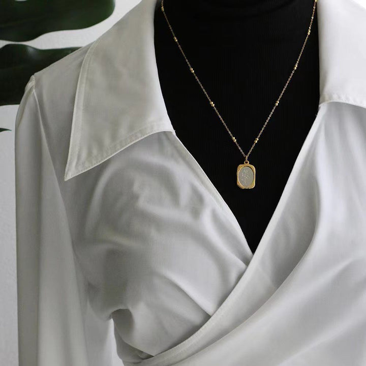 2024 New Accessories: A Rose Titanium Steel Pendant Necklace Women's High Design Sense Niche Clavicle Chain