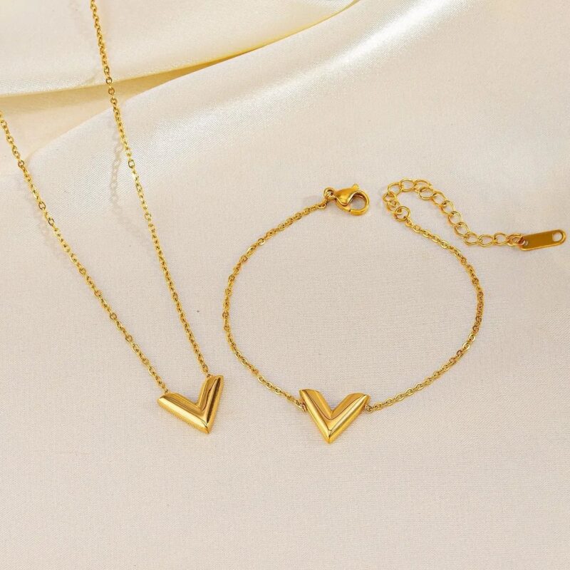 European and American simple gold niche V letter necklace women's summer clavicle chain Internet celebrity non-fading earrings bracelet three-piece set Glossy.pk
