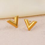 European and American simple gold niche V letter necklace women's summer clavicle chain Internet celebrity non-fading earrings bracelet three-piece set Glossy.pk