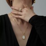 2024 New Accessories: A Rose Titanium Steel Pendant Necklace Women's High Design Sense Niche Clavicle Chain Glossy.pk