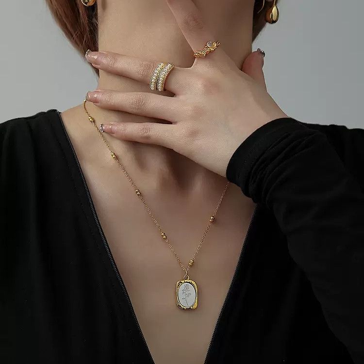 2024 New Accessories: A Rose Titanium Steel Pendant Necklace Women's High Design Sense Niche Clavicle Chain