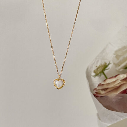 Mother-of-pearl love temperament niche design ins style pendant gold necklace female titanium steel sense simple and versatile clavicle chain
