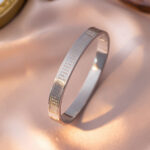 European and American cross-border new wholesale 8mm swastika gold bracelet stainless steel Vietnamese swastika buckle open bracelet women Glossy.pk