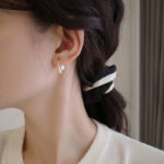 High-quality texture water drop pearl earrings, a two-wearing temperament stud earrings, women's earrings, detachable and bent metal style pearls