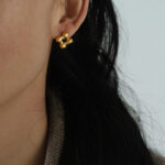 New light luxury, exquisite, fashionable, versatile, temperament, personality, rotating flowers, titanium steel necklaces, niche stud earrings set wholesale Glossy.pk