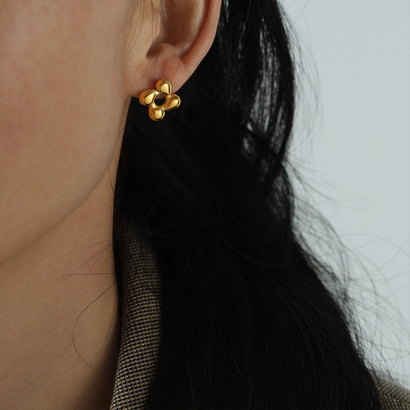 New light luxury, exquisite, fashionable, versatile, temperament, personality, rotating flowers, titanium steel necklaces, niche stud earrings set wholesale Glossy.pk