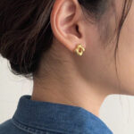 New light luxury, exquisite, fashionable, versatile, temperament, personality, rotating flowers, titanium steel necklaces, niche stud earrings set wholesale Glossy.pk