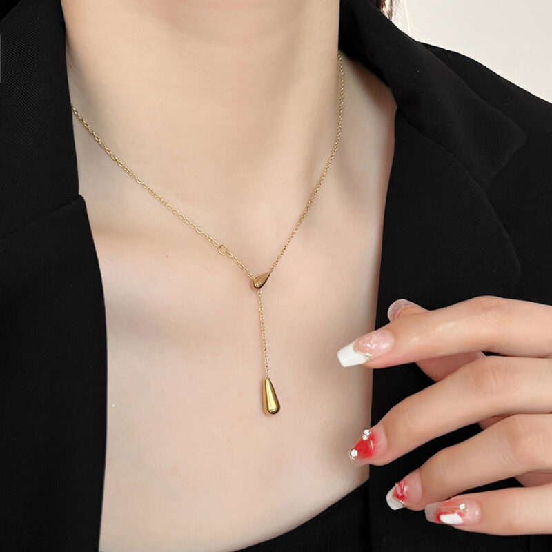 The new popular titanium steel necklace women's light luxury versatile niche pendant clavicle chain necklace high-end design accessories Glossy.pk