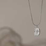 French retro ~ embossed tulip pendant necklace women's niche high-end design sense K gold-plated new clavicle chain Glossy.pk