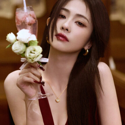 Mother-of-pearl love temperament niche design ins style pendant gold necklace female titanium steel sense simple and versatile clavicle chain