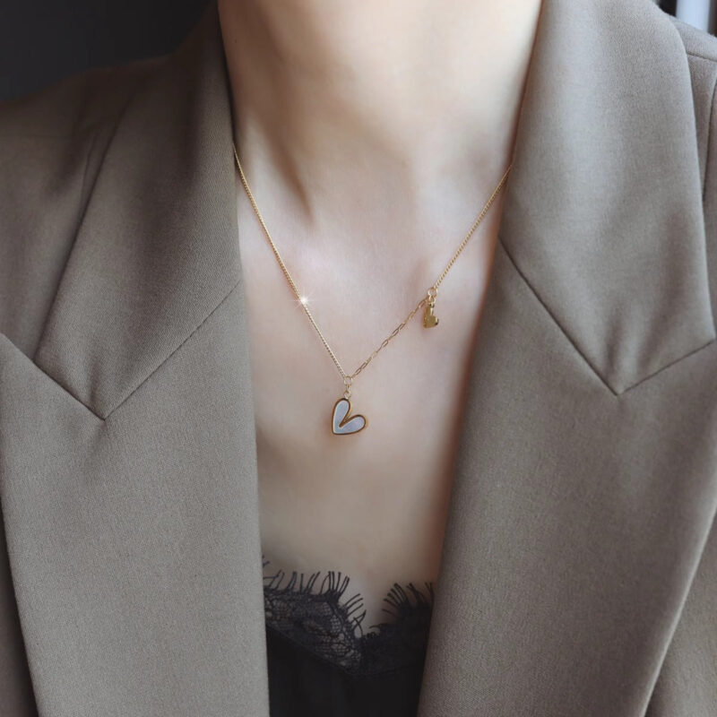 French minimalist personality small love white shell necklace fresh peach heart asymmetrical clavicle chain women's jewelry