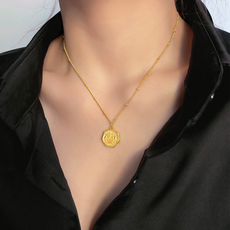 Sense of luxury, niche, irregular medals, peach blossom imprints, titanium steel necklace jewelry, women's 18K gold ins, net red clavicle chain