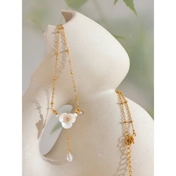 Flower Necklace — Style 1 product photo 2 | Glossy.pk Pakistan