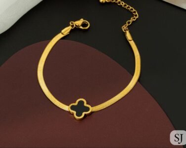 Clover Snake Chain Bracelet product photo 2 | Glossy.pk Pakistan