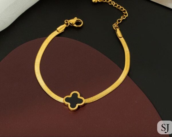 Clover Snake Chain Bracelet product photo 2 | Glossy.pk Pakistan
