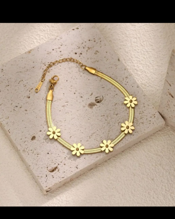Flower Snake Chain Bracelet — jewellery from Glossy.pk, Pakistan
