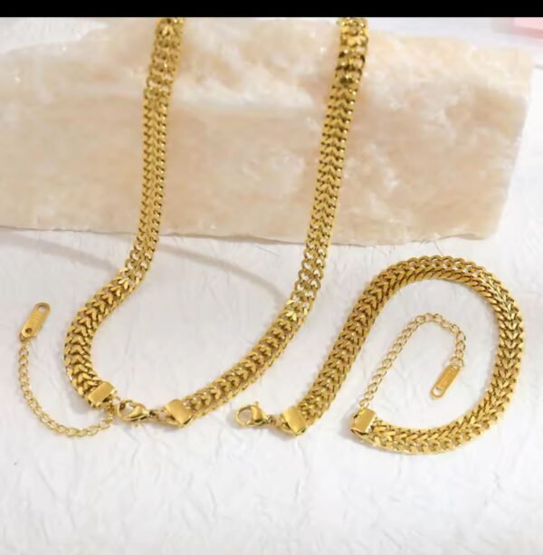 Luxury Necklace and Bracelet Set product photo 2 | Glossy.pk Pakistan