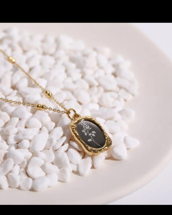 Flower Necklace — Style 2 product photo 2 | Glossy.pk Pakistan