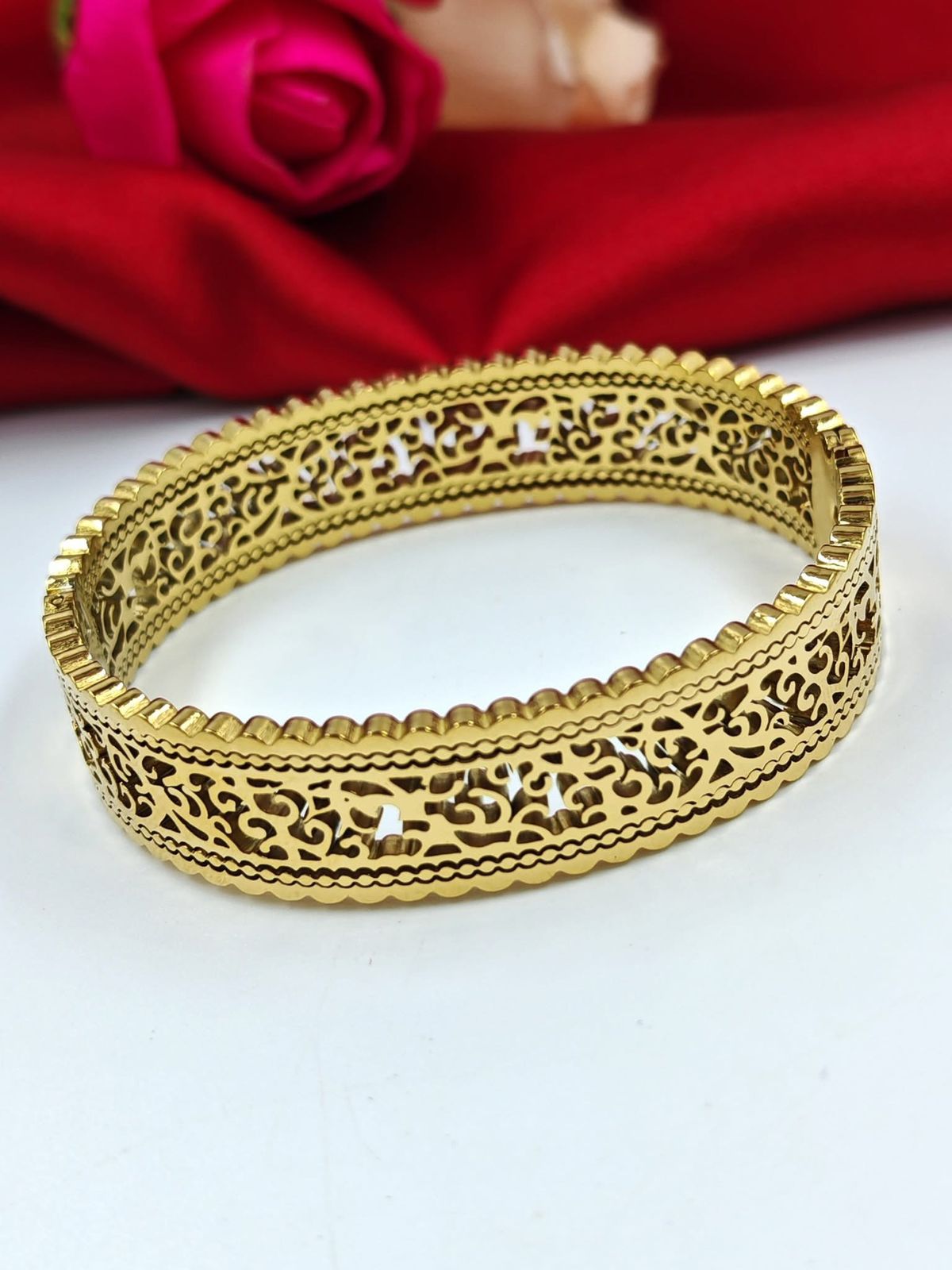 b8b4ecf0-007c-4415-bcc2-ea85da4807ec Luxury Antique Handcuff - Image 1