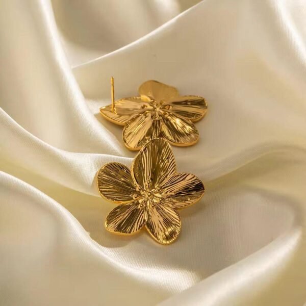 Furnace Flower Studs product photo 3 | Glossy.pk Pakistan